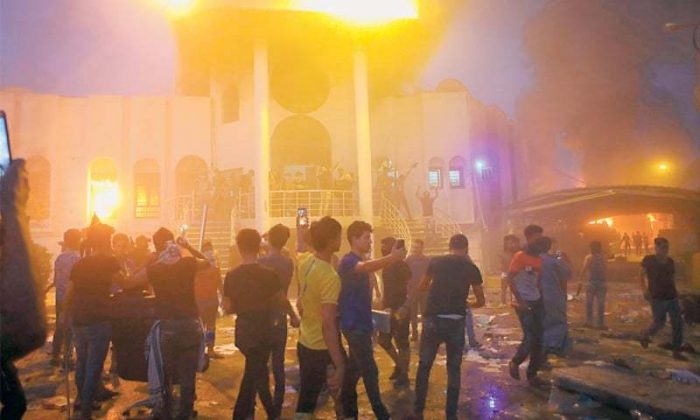 Iranian regime's consulate in Basra set to fire by angry Iraqi protesters
