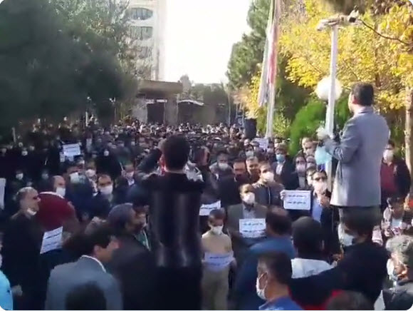 iran-protest-teacher 