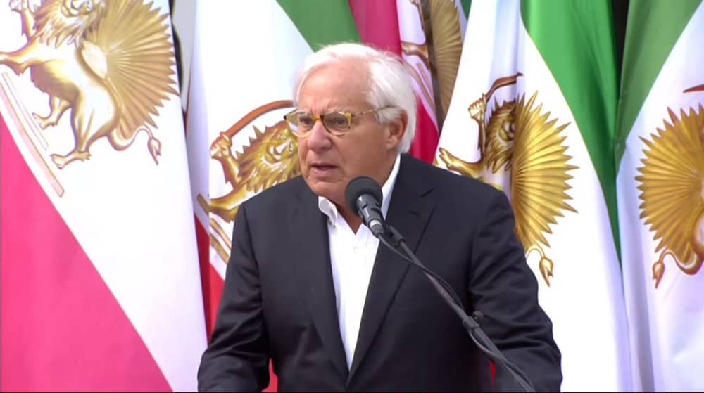 Former Democratic Senator Robert Torricelli of the United States also backed the Iranian people's democratic aspirations, urging the international community to be "on the right side of history."