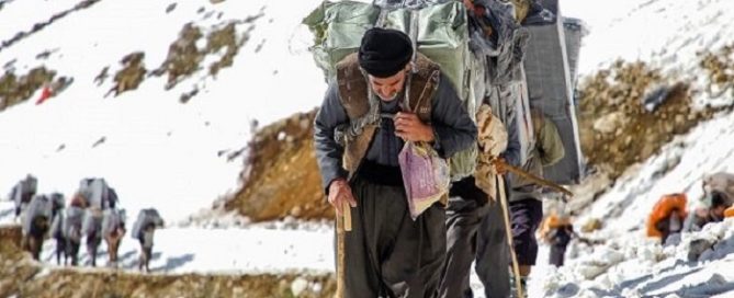 On August 6, Sunday, a chilling report emerged from a human rights website detailing an assault by the Iranian regime’s border forces on porters in Kermanshah province, resulting in the wounding of eight kolbars (porters).
