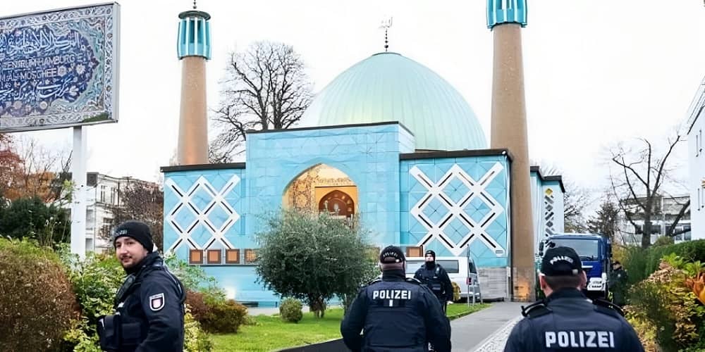 In a sweeping operation on Friday, October 16, German police raided 54 buildings across seven states, targeting the Islamic Center of Hamburg and other groups suspected of espionage and terrorist activities linked to the Iranian regime.