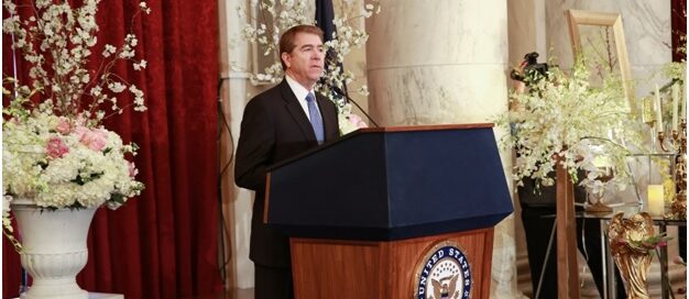 In a recent podcast interview, Ambassador Lincoln Bloomfield, a veteran diplomat with a rich background in defense and foreign policy, addressed longstanding allegations against the People’s Mojahedin of Iran (PMOI/MEK).