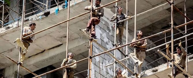 A recent report by Tejarat News highlights the troubling state of construction worker safety in Iran. According to official data, almost six workers die daily due to hazardous work environments.