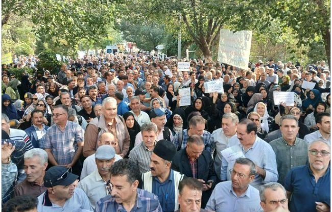 More than 5,000 retirees of the education sector attended today's protest rally in Tehran in front of the Planning and Budget Organization.