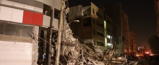 On Monday, December 26, tragedy was narrowly avoided in Ahvaz’s Zeytoon-e Karmandi neighborhood when a six-story residential building collapsed due to severe structural deficiencies. Fortunately, no casualties were reported as residents had been evacuated following warnings of instability.